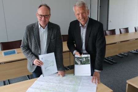 Der Vorsitzende des Gutachterausschusses für Grundstückswerte im Kreis Paderborn, Dipl.-Ing. Axel Gurok (rechts im Bild), und der stellvertretende Vorsitzende des Gutachterausschusses für Grundstückswerte in der Stadt Paderborn, Dipl.-Ing. Rainer Ahmann, informierten gemeinsam zur Immobilienmarktentwicklung in der Stadt und im Kreis Paderborn in 2018, Bildnachweis: Amt für Presse- und Öffentilchkeitsarbeit, Kreis Paderborn, Meike Delang Vorstellung des Grundstücksmarktberichts